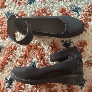 Comfy Dansko ballet shoe w/ankle strap!